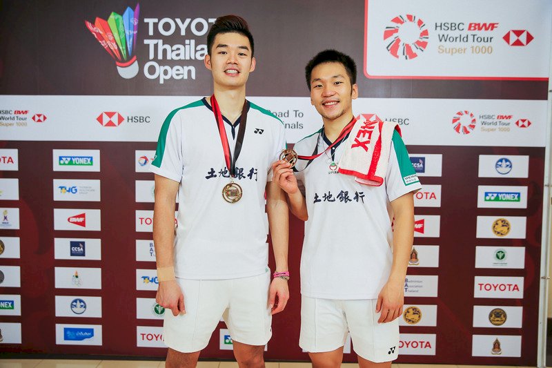 台灣男雙組合王齊麟和李洋24日在豐田泰國羽球公開賽決賽中擊敗馬來西亞對手奪冠，這是麟洋配連續2週在泰國拿下第二座的超級1000系列冠軍。（泰國羽球協會提供） (圖：中央社)