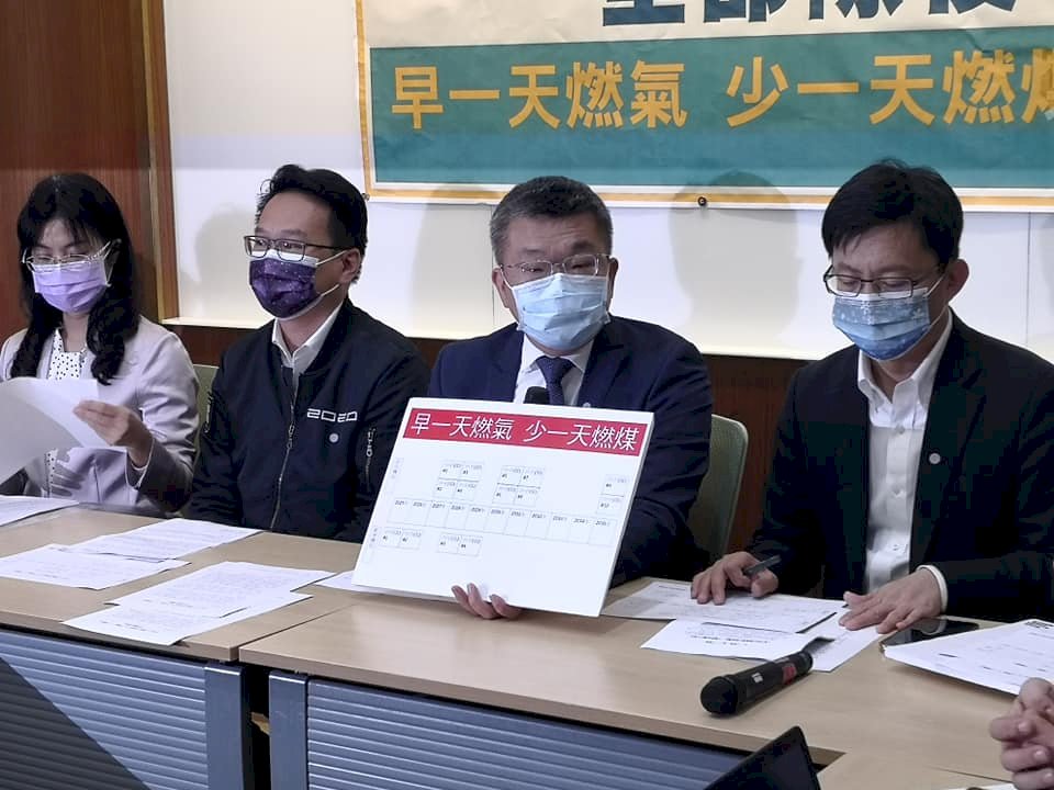 中火爭議有解?蔡其昌與中部綠委拋「中火燃煤除役時間表」