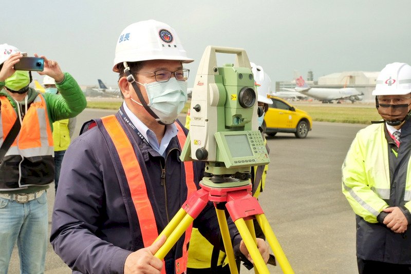視察桃機南跑道 林佳龍:春節續封閉、7月底完工