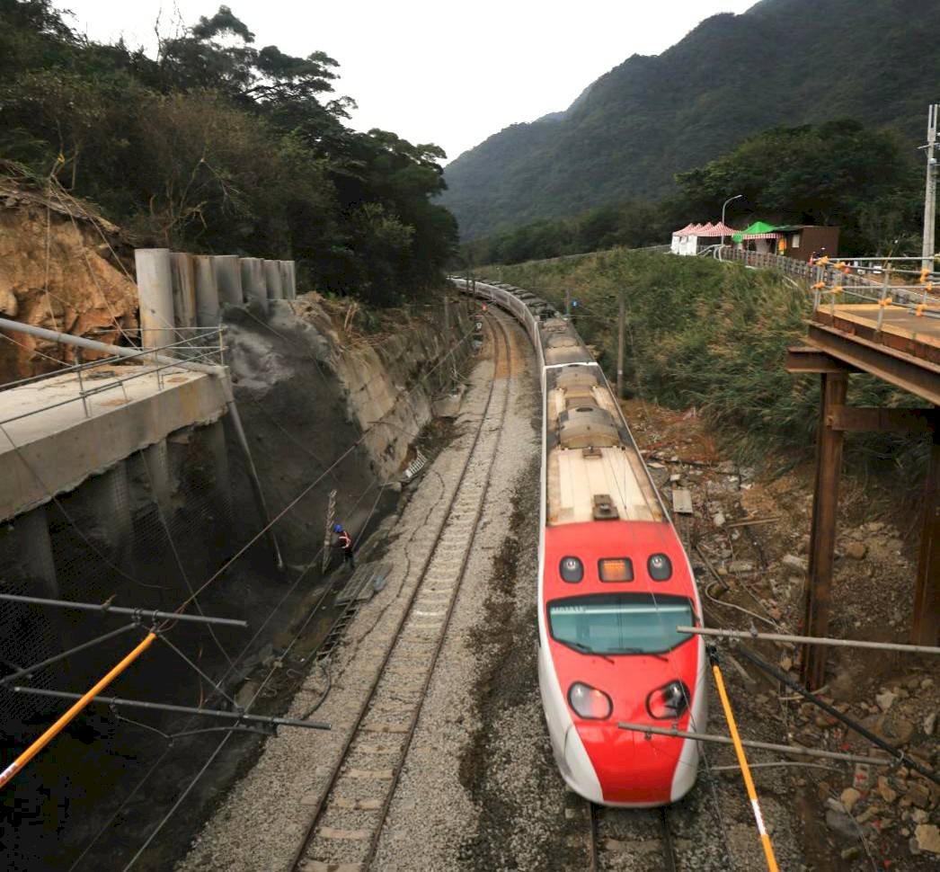 台鐵「瑞芳-猴硐」邊坡搶修完工 提前於明早恢復雙線通車 (影音)