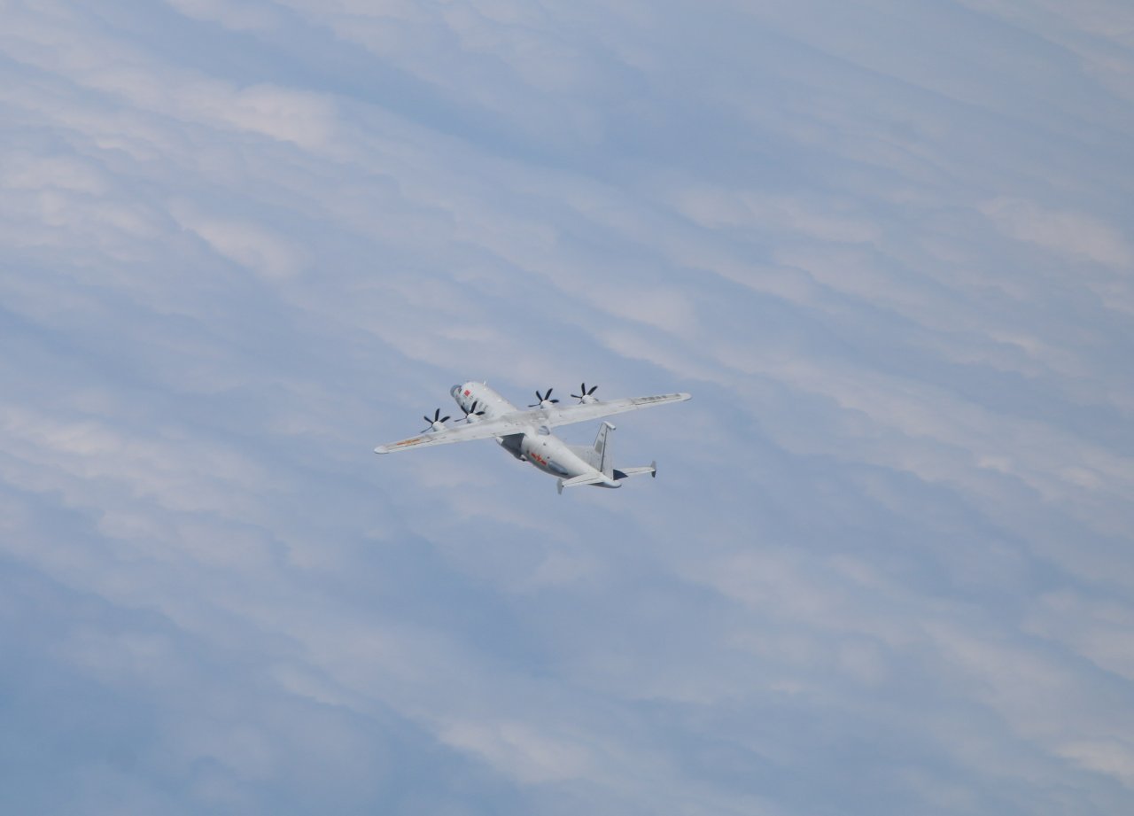 共機運8技偵機擾台 空軍防空飛彈追監
