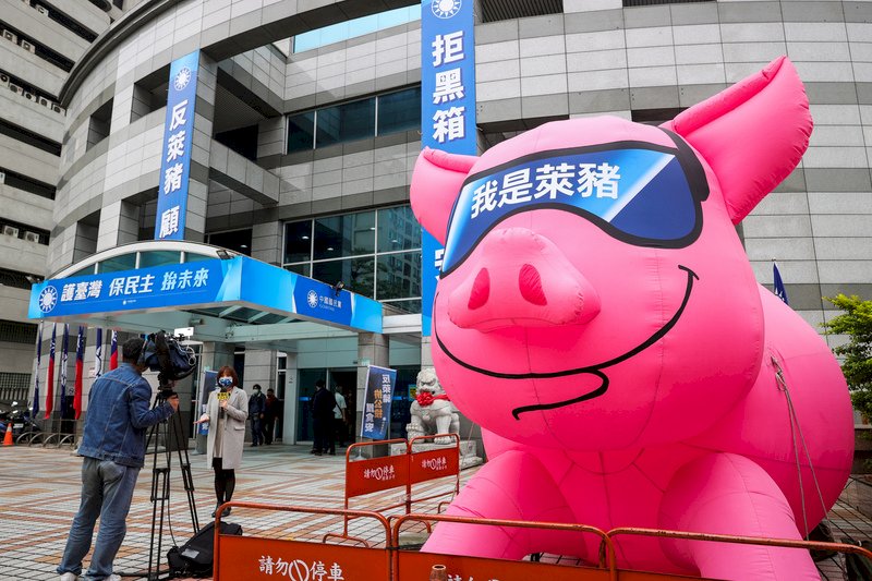 國民黨承認反美豬影響台美經貿 民進黨：國民黨該聽年輕人說真話