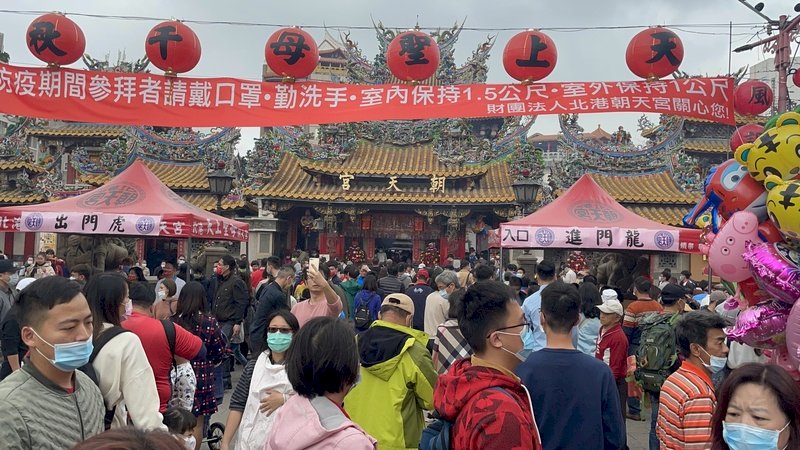 按民間傳統習俗大年初一走春,民眾紛紛到廟宇上香祈福,雲林縣北港朝天宮12日湧入大批人潮,人人配合防疫配戴口罩,廟方也加強防疫措施。 (圖:中央社)