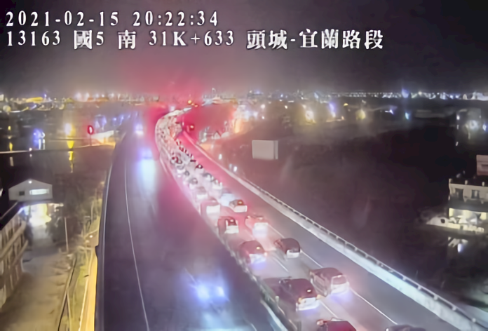 國5入夜北上車多 雪隧回堵4.5公里