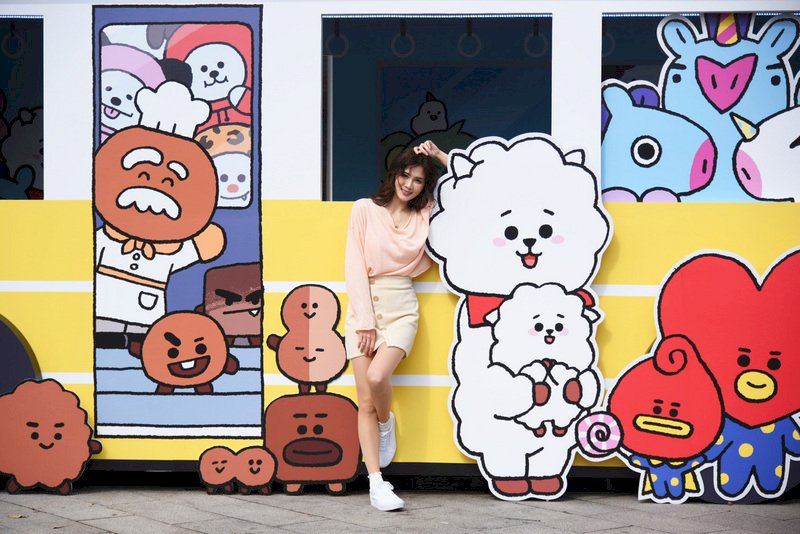 西門町近期有不少裝置藝術景點,宇宙明星BT21以「世界巡迴之旅」概念,在西門町呈現8處大型裝置藝術。(台北市商業處提供) (圖:中央社)