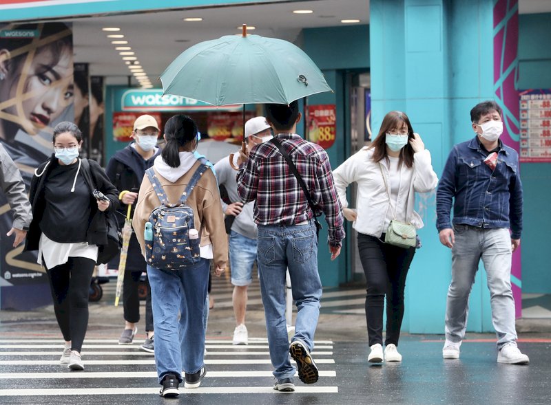東半部及中南部山區 注意局部較大雨勢
