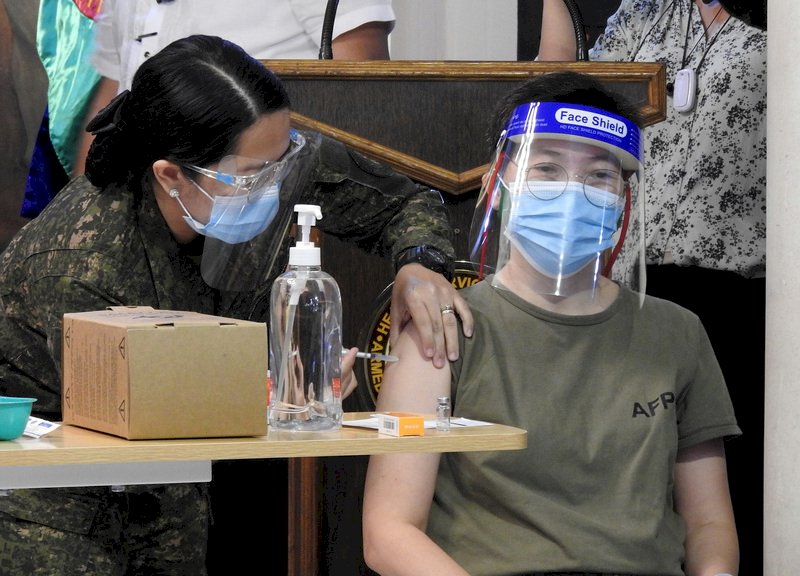 北京科興研發的2019冠狀病毒疾病疫苗2月28日抵菲後，大馬尼拉地區6家政府醫院1日為第一線抗疫人員展開接種。圖為軍人在菲律賓武裝部隊醫學中心接受施打疫苗。 (圖：中央社)