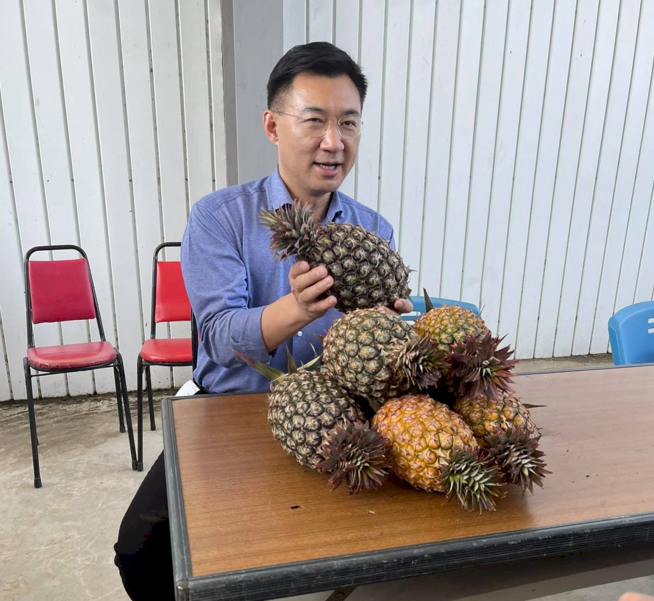 江啟臣探視關廟鳳梨農 呼籲兩岸好好談