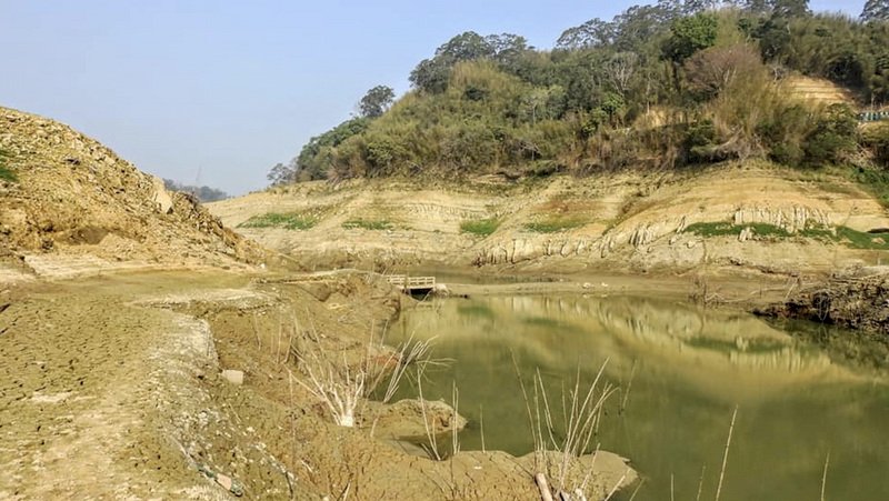 永和山水庫乾涸見底  隱身40年永安橋重見天日 (影音)