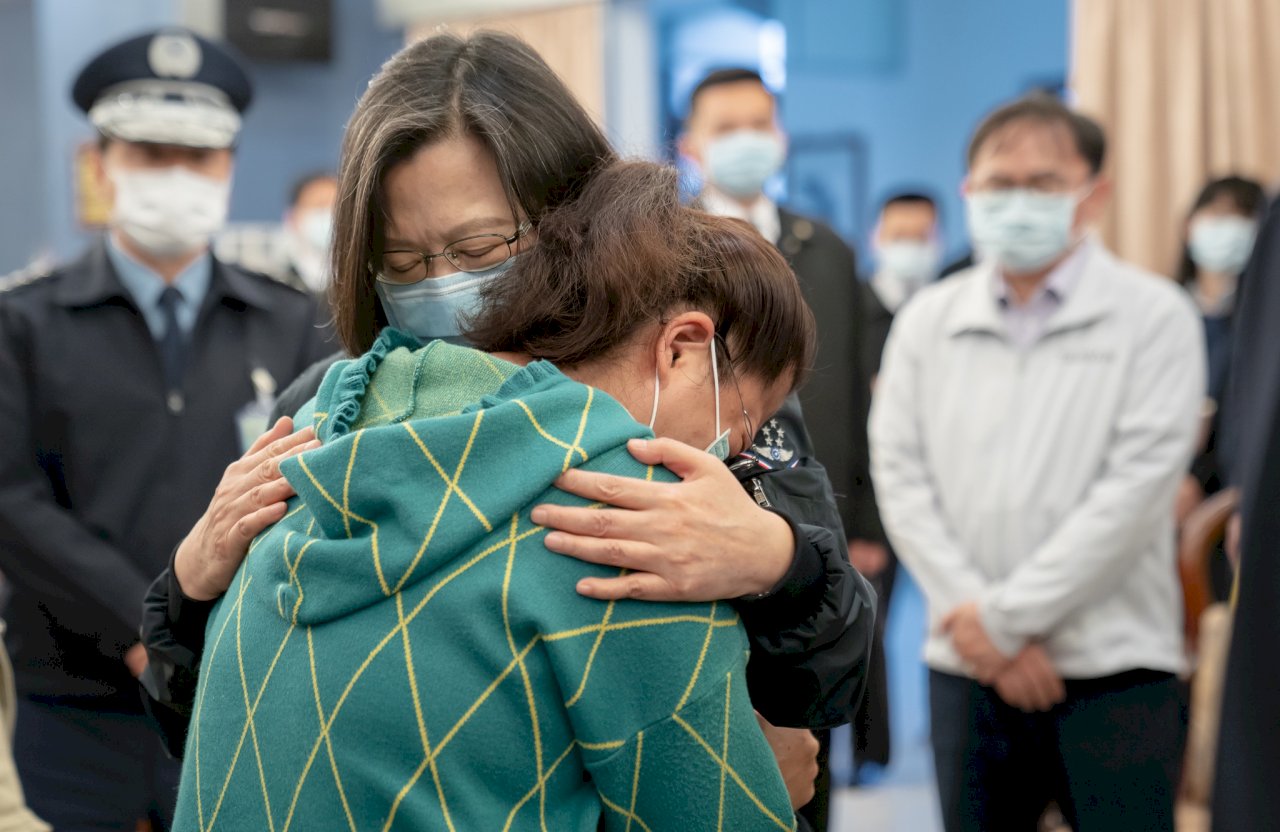 探視F-5E事故飛官家屬 總統:持續搜救 不放棄希望