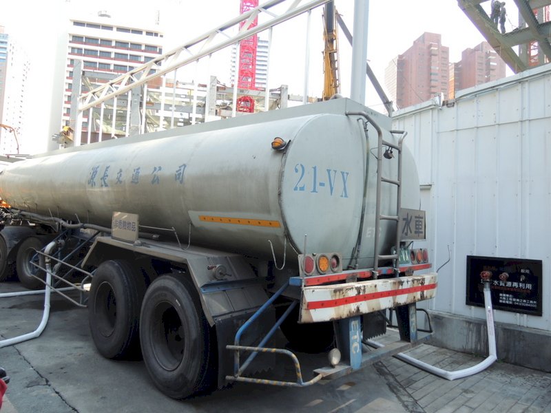 中部建商提供地下水  台積電出動水車載運(影音)