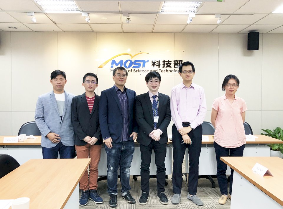 跳脫霍爾效應百年框架 成大提出兩新發現登上國際頂尖期刊