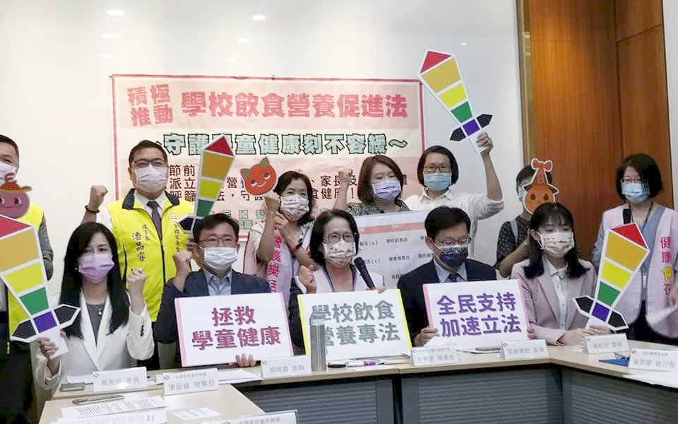 跨黨派立委催生學校飲食營養專法 下修營養師門檻