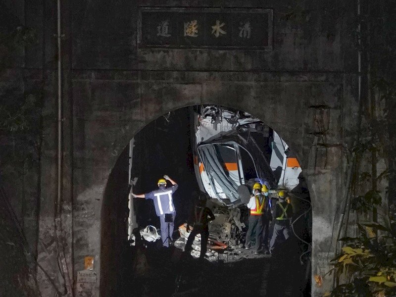 太魯閣號出軌／罹難者修正為50人 1至4節車廂已拖離