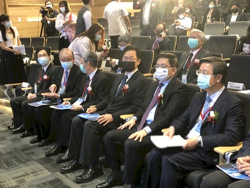 台灣大學醫學院8日舉辦COVID-19國際研討會,國外講者採線上參與,國內講者則參加實體會議。 (圖:中央社)