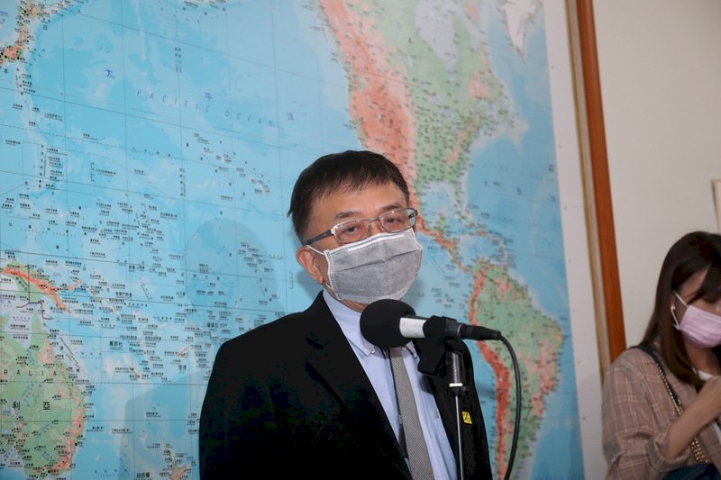 太魯閣號事故釀嚴重死傷,運安會先前取得的錄音檔有錄到肇事嫌疑人李義祥與移工在討論將卡樹叢的肇事工程車救出,另找到第2片晶片,大概有幾十秒內容跟工程車滑落有關係。運安會主委楊宏智(圖)8日受訪表示,現場有找到的錄音檔,有錄到工程車在草叢時的關鍵對話,但詳細並不方便透露。 (圖:中央社)