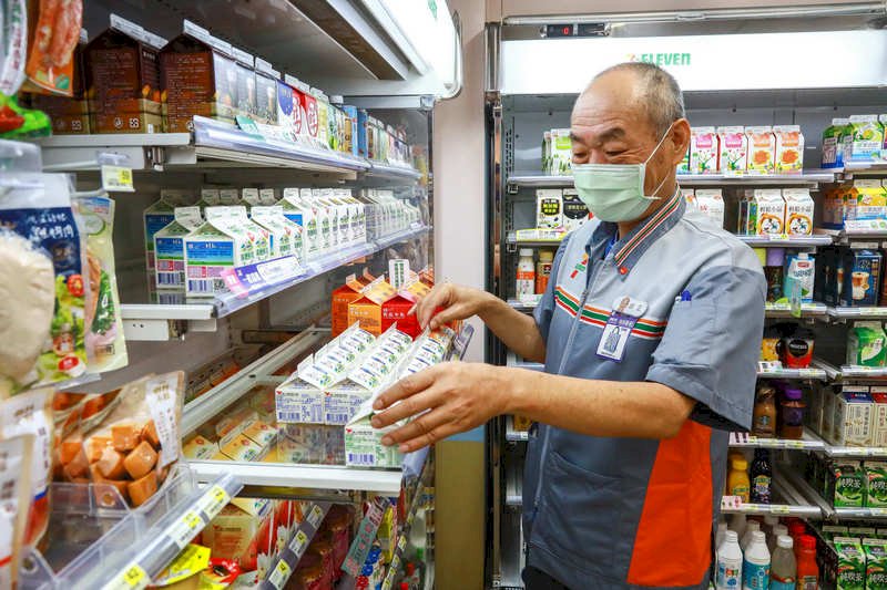 勞動部擴大生活補貼對象 納入中高齡再就業、7月薪資減損2成