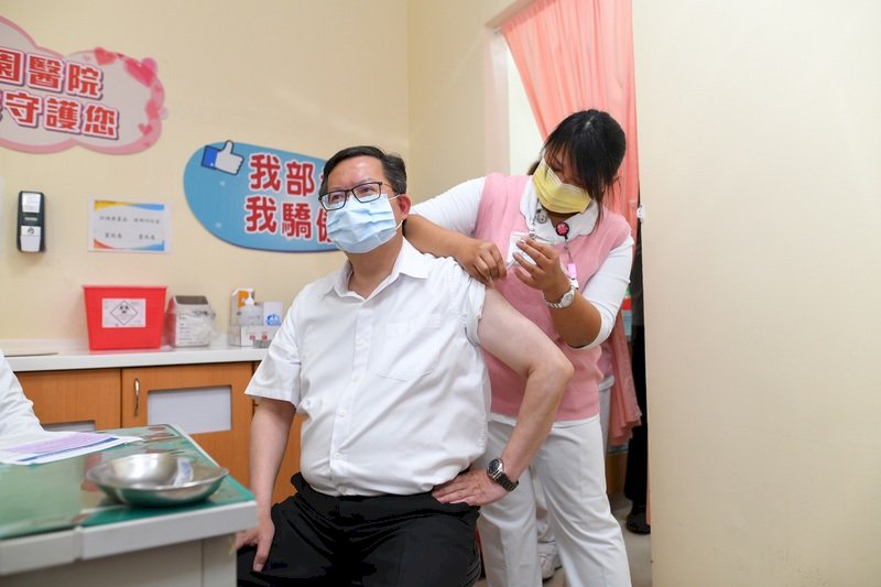 首位接種縣市長 鄭文燦:疫苗安全有效 盼台灣防疫下半場順利
