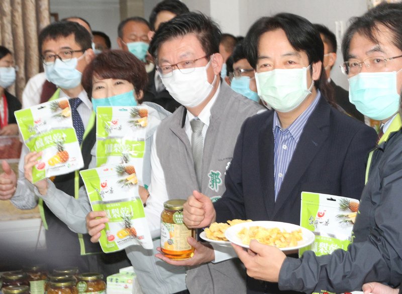 蓬佩奧曬照大啖台南鳳梨乾 黃偉哲邀到產地品嘗
