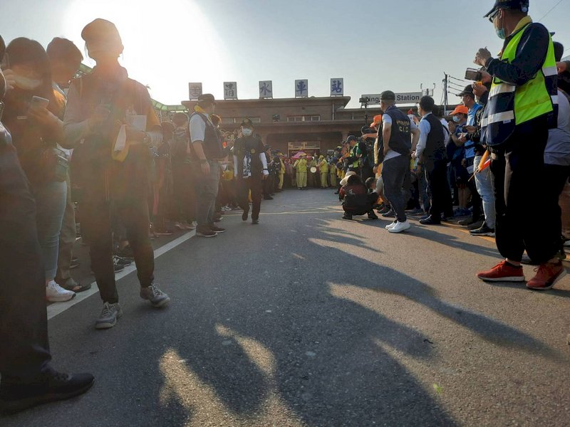 白沙屯媽祖停駕清水車站 信眾:給台鐵加持