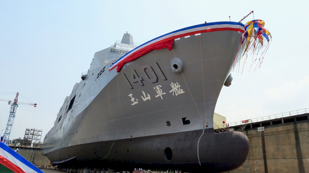 首艘萬噸級兩棲運輸艦命名下水 總統:將強化海軍執行任務能力 (影音)