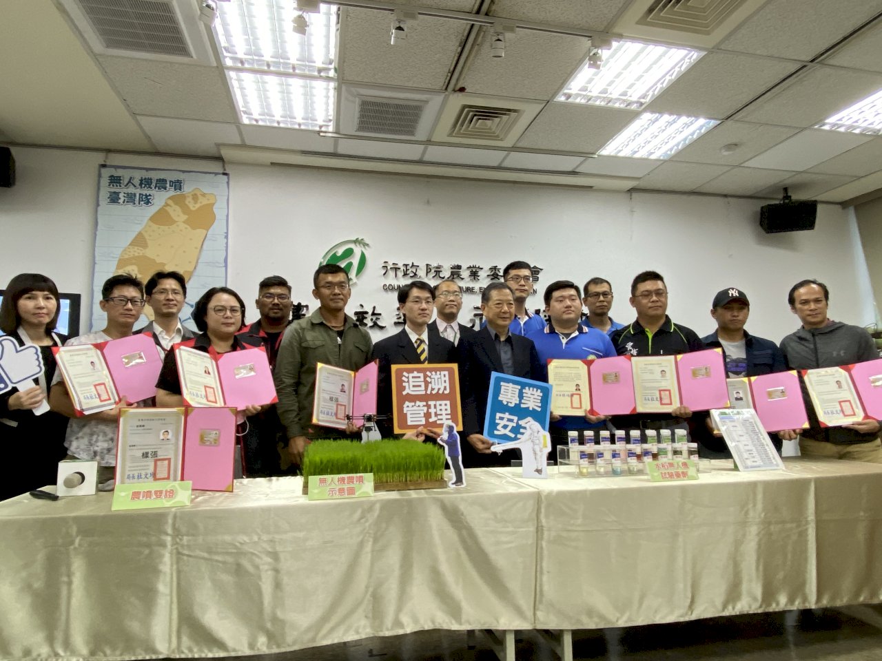 每次下田就慘摔 夫妻倆成台灣農噴無人機隊成員(影音)