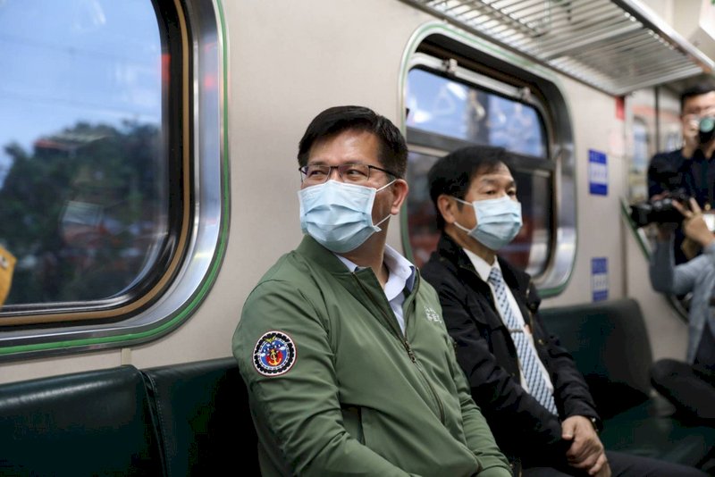 清水隧道東正線恢復通車 林佳龍親乘首班車:如釋重負(影音)