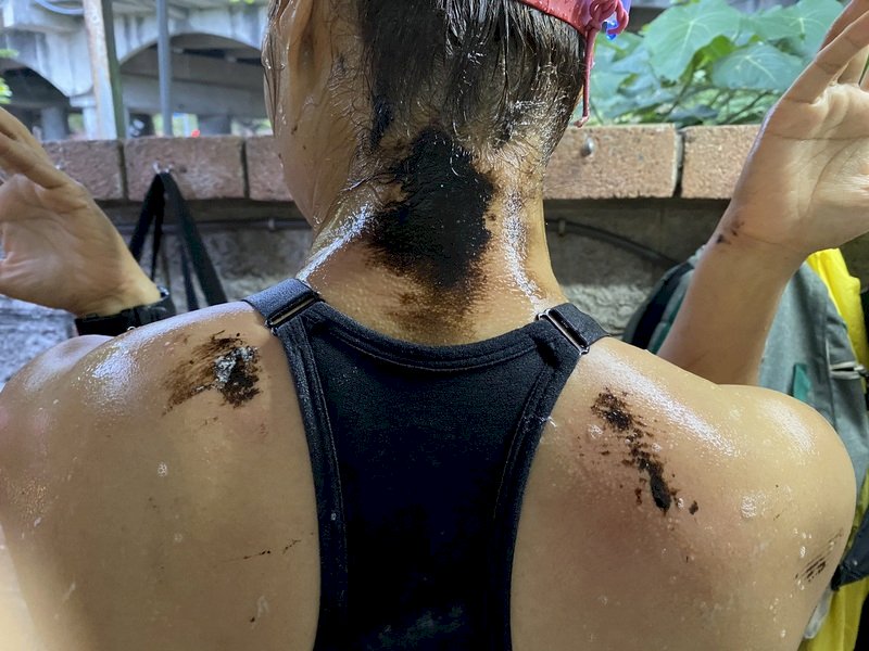 西子灣晨泳染油污! 海保署急召吸油清理