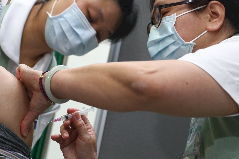 公費疫苗再擴大 5/3起開放第一至第三類同住者及所有醫事機構人員接種