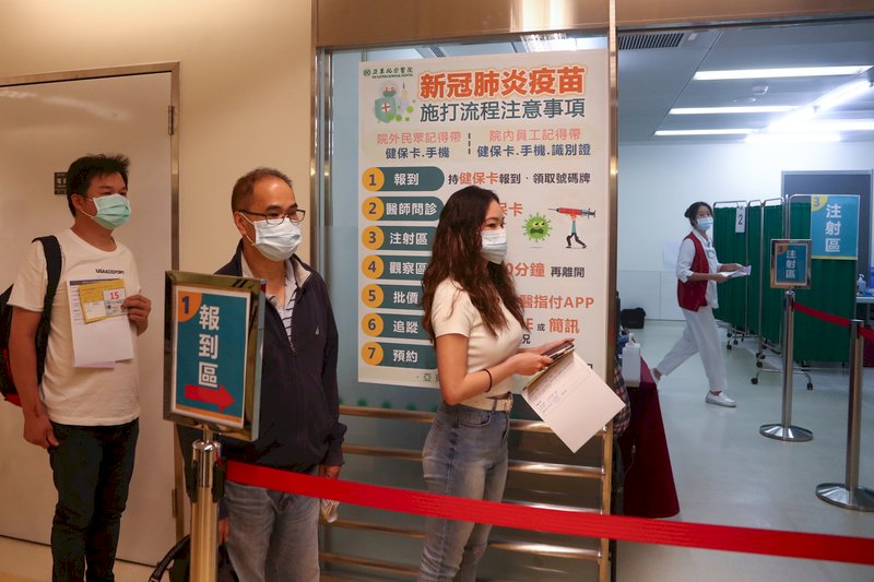 牛津AZ疫苗21日起開放自費接種,每人每劑收取掛號費、診察費、注射費約新台幣500至600元。亞東醫院上午陸續有民眾到醫院排隊等候施打。 (圖:中央社)