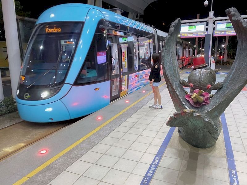 淡海輕軌沿線多為無人車站,且近半數是高架路段,新北捷運公司近日在月台上設置婦女安心候車區,利用影像監視器協助確保旅客安全。(新北捷運公司提供) (圖:中央社)