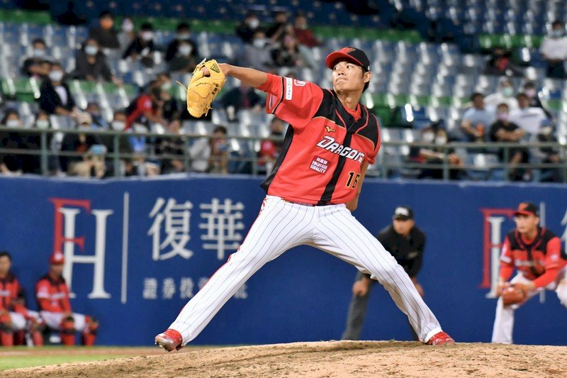 中華職棒味全龍隊王牌左投王維中(圖)21日登板中繼2局無失分,被敲2支安打,送出3次三振,沒有出現保送,最快球速為153公里,終場味全龍以2比1險勝富邦悍將,王維中奪下中職生涯首勝。(味全龍隊提供) (圖:中央社)