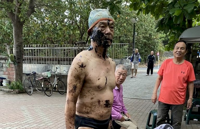 有一群泳客日前在高雄西子灣晨泳上岸後,全身沾滿黑油漬,不僅昂貴泳衣報銷,一身油污也花很大功夫才清掉,質疑是無良船隻排放廢油。(民眾提供) (圖:中央社)