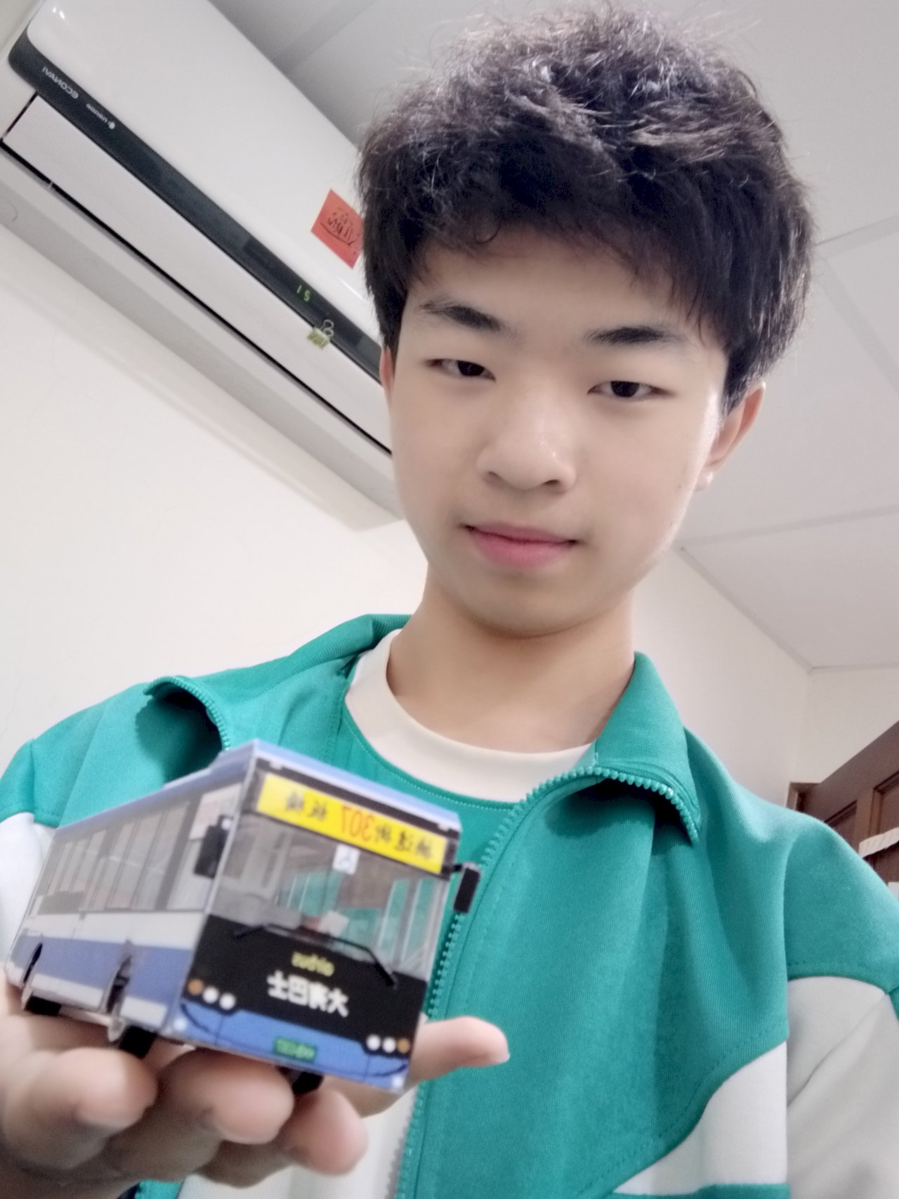 世界地球日 17歲新二代手作紙公車好玩又環保