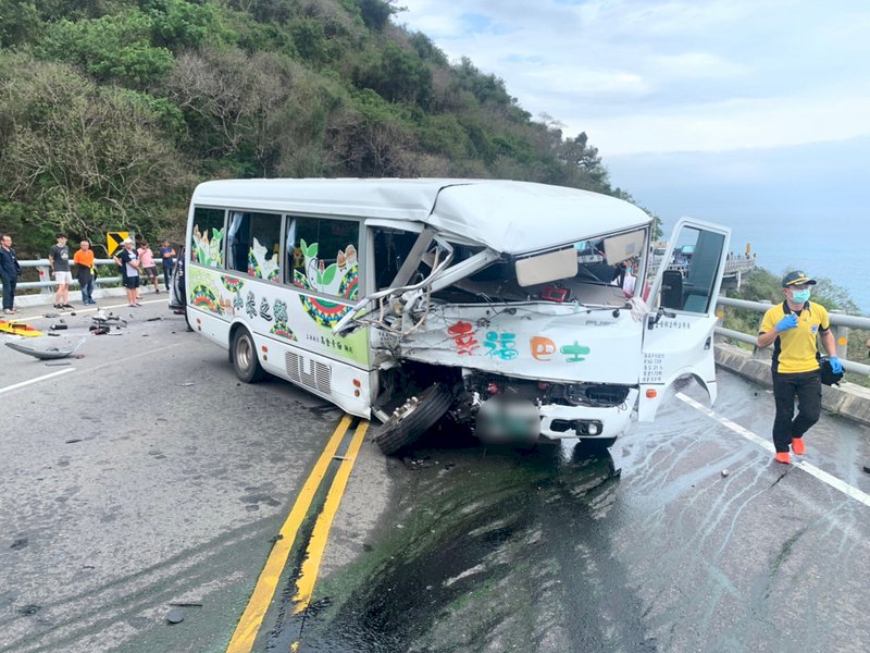 台東縣南迴公路太麻里鄉香金二號橋29日上午發生幸福巴士和自小客車對撞車禍,3人受傷送醫。圖為幸福小巴士。(警方提供) (圖:中央社)