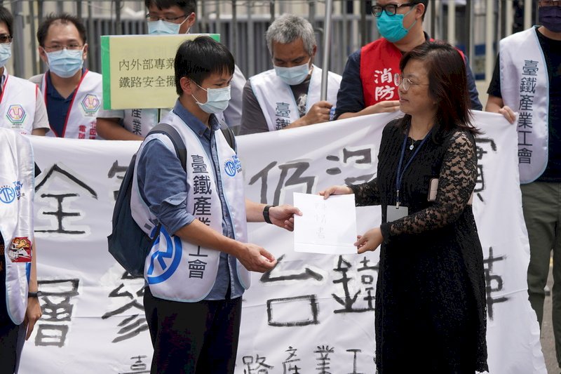 台灣鐵路產業工會1日上午在行政院外召開「安全管理仍沒落實,基層參與台鐵改革」記者會,現場拉布條高喊口號,並遞交陳情書,希望政府與台鐵用心傾聽基層的意見與心聲。 (圖:中央社)