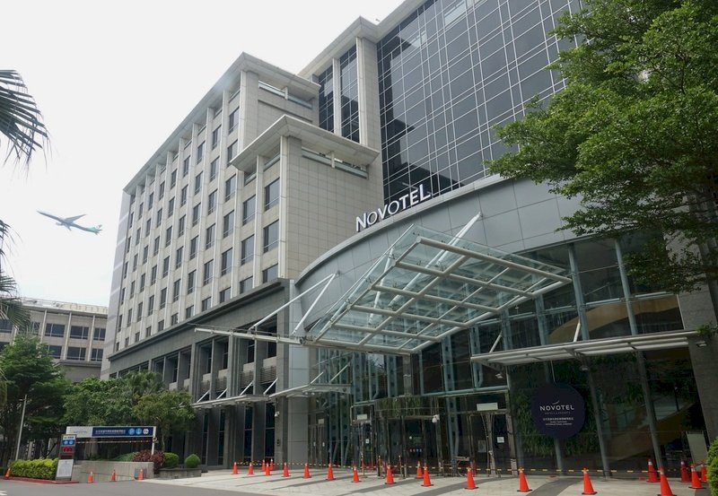 諾富特華航桃園機場飯店主管及員工染疫,1日飯店已淨空管制,任何人不得進出。 (圖:中央社)