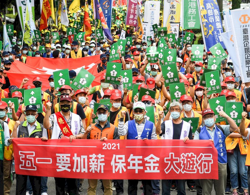 一年一度的勞工大遊行1日中午在凱達格蘭大道集結登場,今年遊行號召逾3000人參與,眾人在全國產業總工會理事長、遊行總領隊江建興(前左2)高喊「薪資要提高」、「年金要保障」的口號下,正式出發。 (圖:中央社)