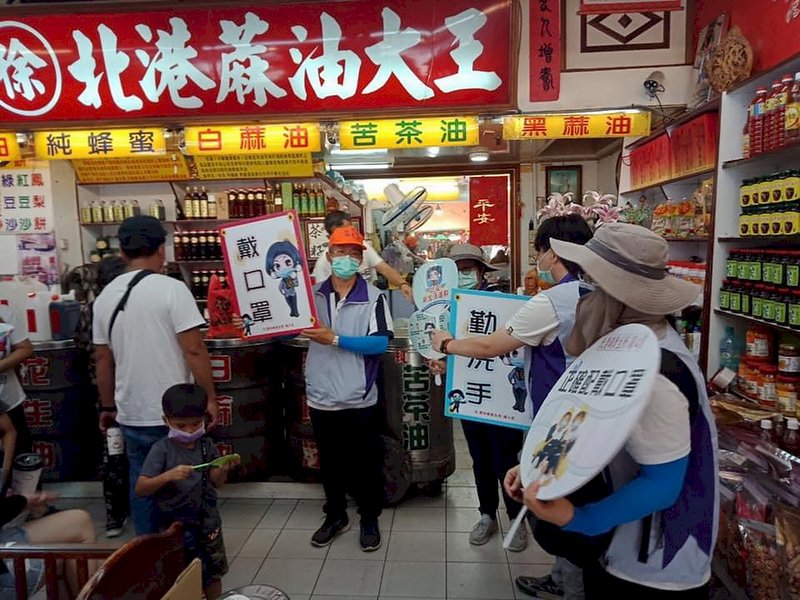 雲林縣衛生局長曾春美1日指出,北港清潔隊已針對染疫個案走過路線、消費店家及朝天宮周邊道路完成消毒,並派員加強防疫宣導,也請民眾配合落實防疫措施。(雲林縣政府提供) (圖:中央社)