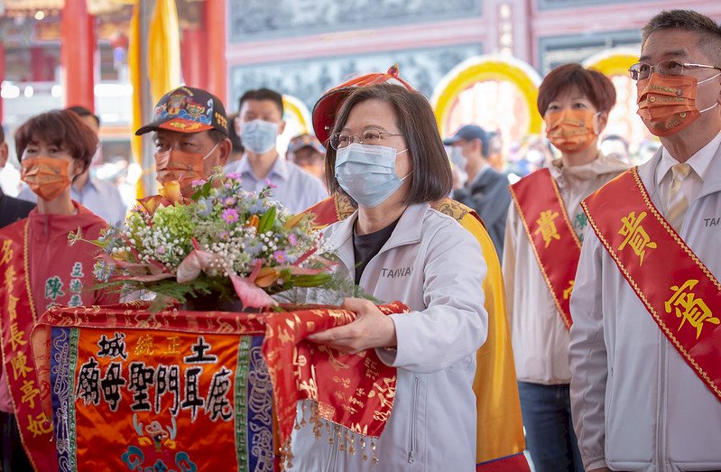 總統蔡英文今天(1日)參加台南市土城聖母廟「土城香」,扶請鹿耳門媽祖神轎出巡,祈求台灣風調雨順,度過水情難關。(總統府提供)