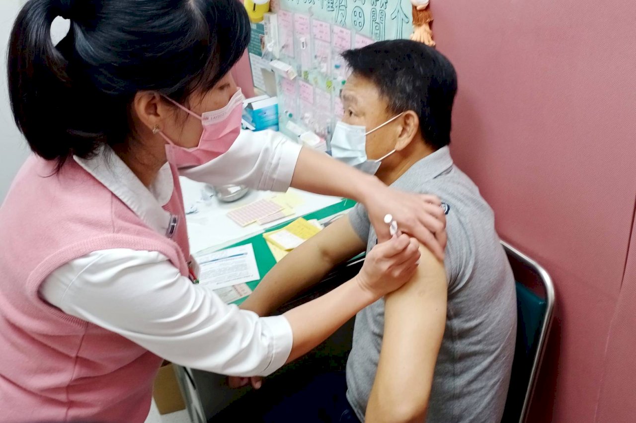 東奧6搶1資格賽 總教練洪一中帶頭 中華隊20人打疫苗