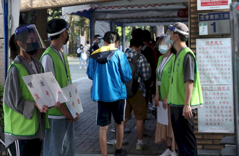 110學年度四技二專暨二技統一入學測驗2日約9.6萬名考生應試,考生進入分區學校應戴口罩、出示准考證,並配合手部消毒和量體溫,考生如經複檢仍有發燒或呼吸道症狀,將安排防疫試場應試。 (圖:中央社)