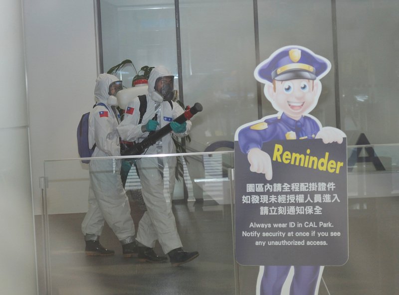 華航機師、諾富特飯店接連出現人員感染武漢肺炎(2019冠狀病毒疾病,COVID-19),桃園市政府環境清潔稽查大隊及國軍化學兵2日前往華航園區擴大環境消毒,化學兵進入辦公大樓執行消毒作業。 (圖:中央社)