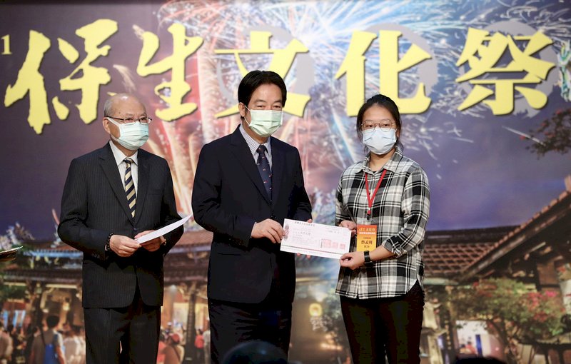 副總統賴清德(中)2日出席2021保生文化祭獎助學金頒獎典禮,頒發獎助學金給得獎學生,期盼在場學生未來也能秉持保安宮濟世助人的精神,回饋社會。 (圖:中央社)
