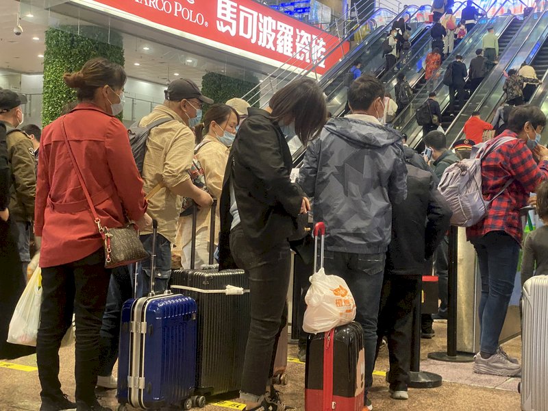 五一首日就癱瘓 旅客:假期毀在北京西站