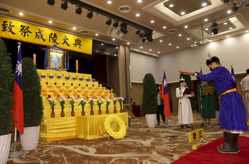 「110年蒙古民族紀念儀典-成吉思汗祭典」2日在台北福華飯店舉行,今年祭典首度由文化部長李永得(右)擔任主祭。 (圖:中央社)