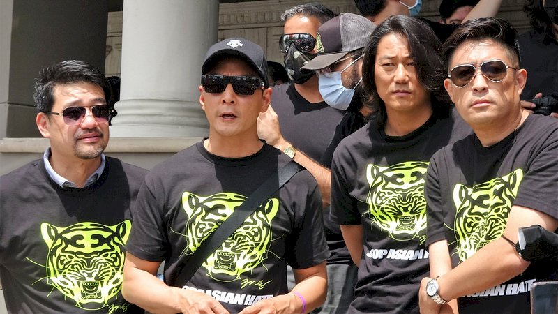 電影明星吳彥祖(Daniel Wu)(左2)美西時間1日現身南加州,參與車隊遊行,發聲反對仇恨亞裔。 (圖:中央社)
