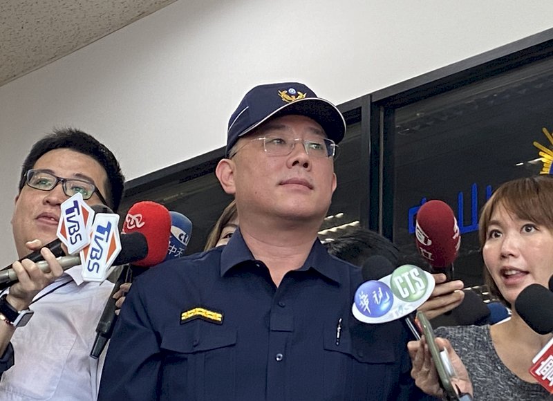 雙北市警察局長3日晚間出席義警餐會,2名黑衣人到餐廳潑蟑螂後逃逸。警方鎖定4男1女涉案,初判和餐廳業者有財務糾紛關聯性高。台北市警察局中山分局副分局長余永廉(中)4日說明案情。 (圖:中央社)