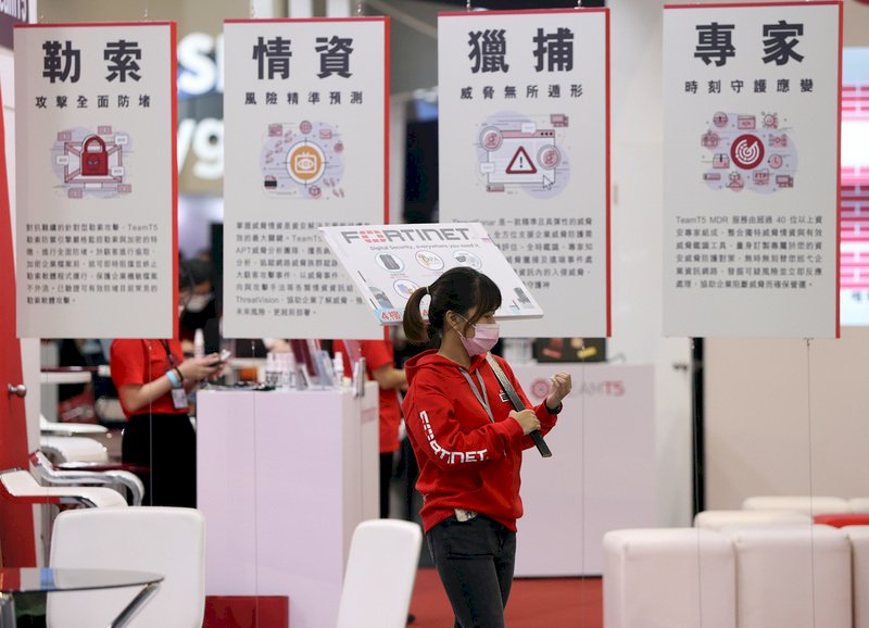 2021台灣資安大會開幕典禮4日在南港展覽館2館舉行,,規模較2020年擴大1.5倍,共有超過200家國內外資安品牌參加,報名人數超過1萬人,將一起探討威脅防禦、政策管理、產業發展、人才培育等重要議題。 (圖:中央社)