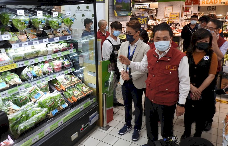 新北市長侯友宜(前)4日傍晚視察家樂福中和店防疫措施,並呼籲民眾落實戴口罩、勤洗手,一起把防疫做到位,才能夠防堵疫情擴散。 (圖:中央社)